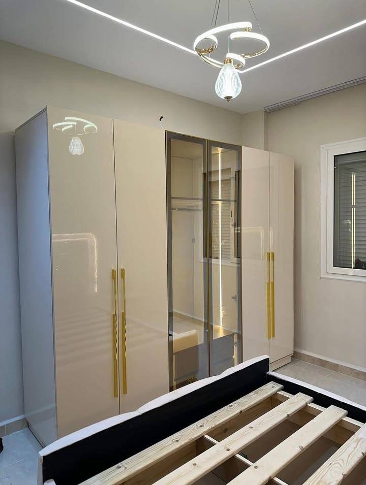 غرفة نوم كاملة مع اضاءة مخفية